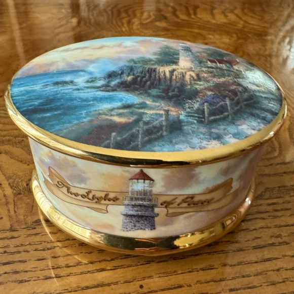 Thomas Kinkade LIGHT OF PEACE Lighthouse Music Box - Picture 1 of 6